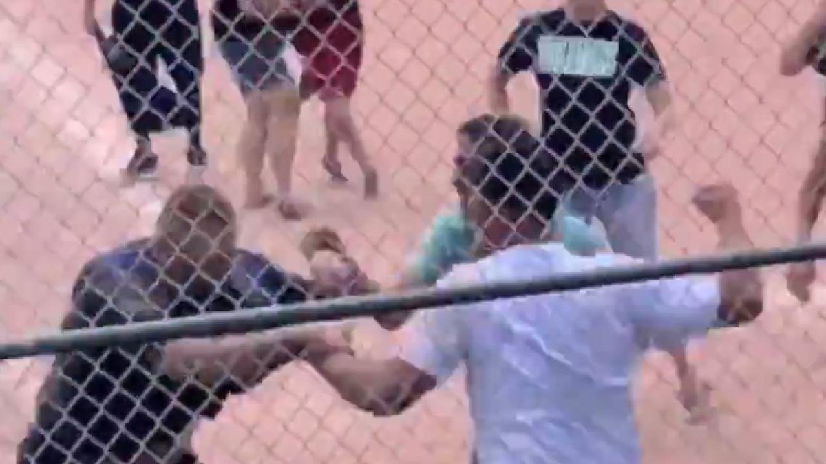 DenverChannel's tweet image. Police are looking for a man who they say sucker-punched several parents during a fight over a ruling at a youth baseball game in Lakewood over the weekend. 

Video: bit.ly/2Xi40lh