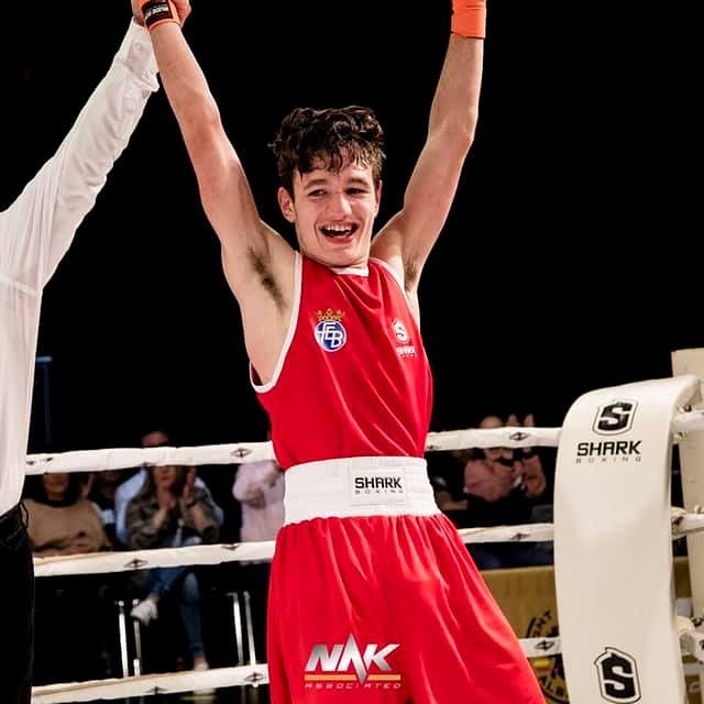 FightClubAB's tweet photo. Álex Muñoz venció en el primer asalto a Sergio Maculet. https://t.co/LtckdKHPsh