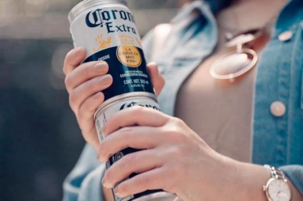 RealideaES's tweet photo. Para eliminar las contaminantes anillas de plástico de los packs de cerveza, la marca @Corona_MX está desarrollando latas con rosca.
https://t.co/H15UDmRE1k.
Se suman así a la iniciativa de @EstrellaDammEs para sustituir esas anillas por packs de cartón. https://t.co/q7iWDR90zg https://t.co/osm9WPO3oF