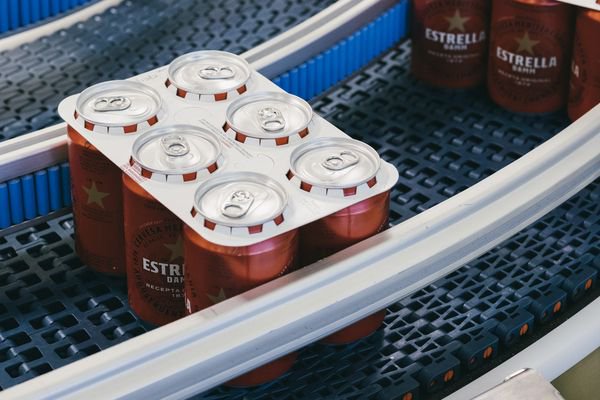RealideaES's tweet photo. Para eliminar las contaminantes anillas de plástico de los packs de cerveza, la marca @Corona_MX está desarrollando latas con rosca.
https://t.co/H15UDmRE1k.
Se suman así a la iniciativa de @EstrellaDammEs para sustituir esas anillas por packs de cartón. https://t.co/q7iWDR90zg https://t.co/osm9WPO3oF