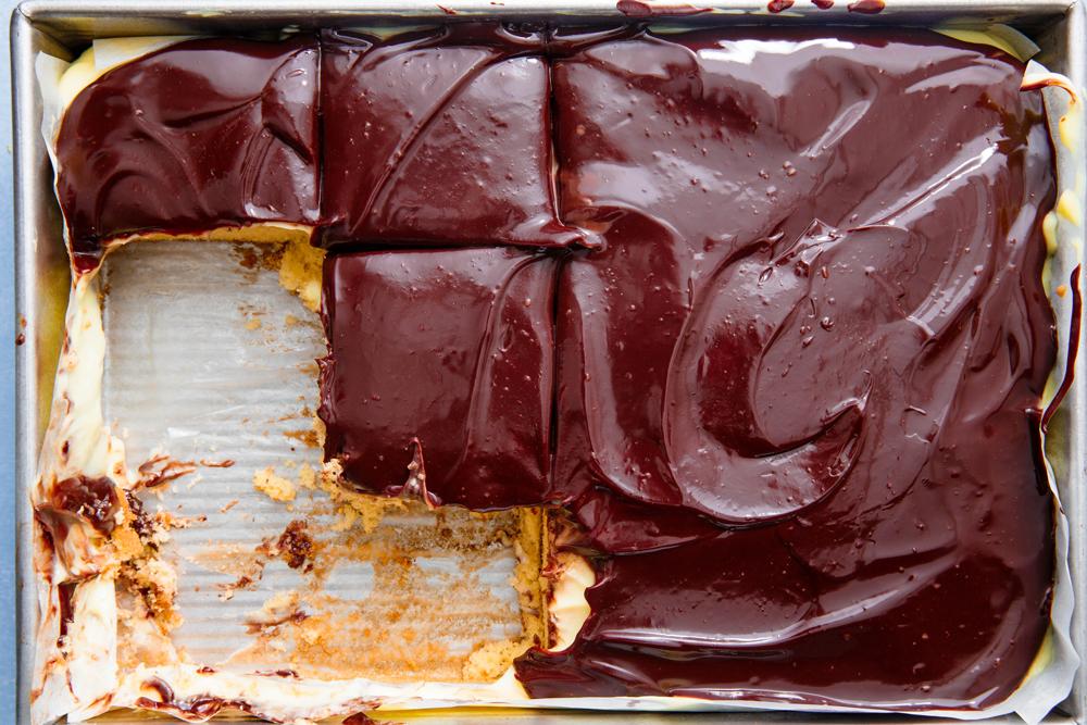 Recipeoftoday's tweet photo. BOSTON CREAM POKE CAKE
INGREDIENTS:
1 box Yellow Cake Mix (plus box ingredients)
2 small boxes (3.4 oz) Instant Vanilla Pudding Mix
4 cup Milk
1 container Chocolate Frosting ...
Full recipe : https://t.co/M3DwmJLutl https://t.co/D1x2vURtQt