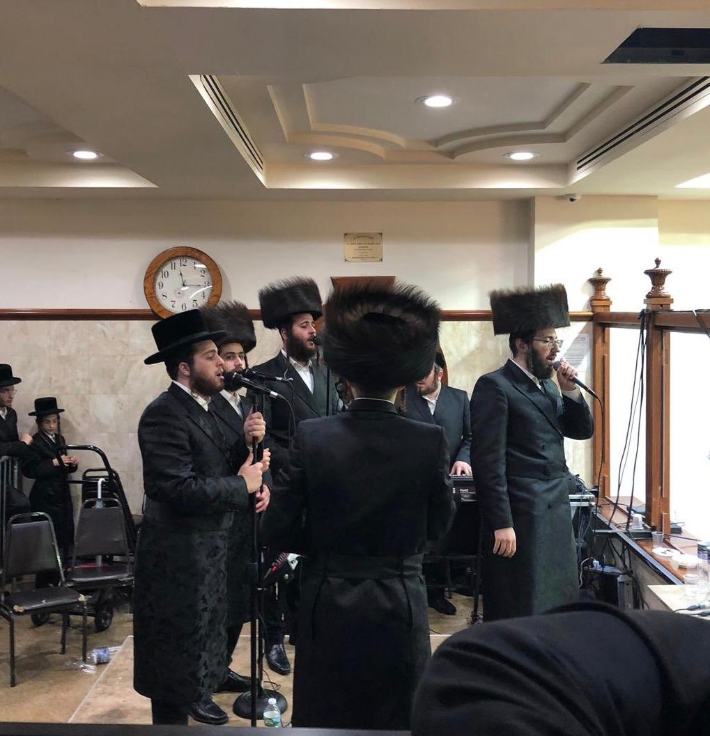 LevChoir's tweet photo. Baruch HaShem!! Another lebediga Rebbish wedding last night at Rachmastrivka Shul in Boto Park with Moishe Eisenberg and Yidy Holczler
:
:
:
#heart #soul #harmony #simchas #goingrebbish #levatyouraimcha #oifsimchas #mazeltov #binyanadiad https://t.co/Oxrmb3AasV