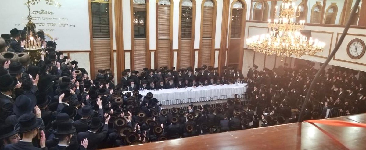 LevChoir's tweet photo. Baruch HaShem!! Another lebediga Rebbish wedding last night at Rachmastrivka Shul in Boto Park with Moishe Eisenberg and Yidy Holczler
:
:
:
#heart #soul #harmony #simchas #goingrebbish #levatyouraimcha #oifsimchas #mazeltov #binyanadiad https://t.co/Oxrmb3AasV