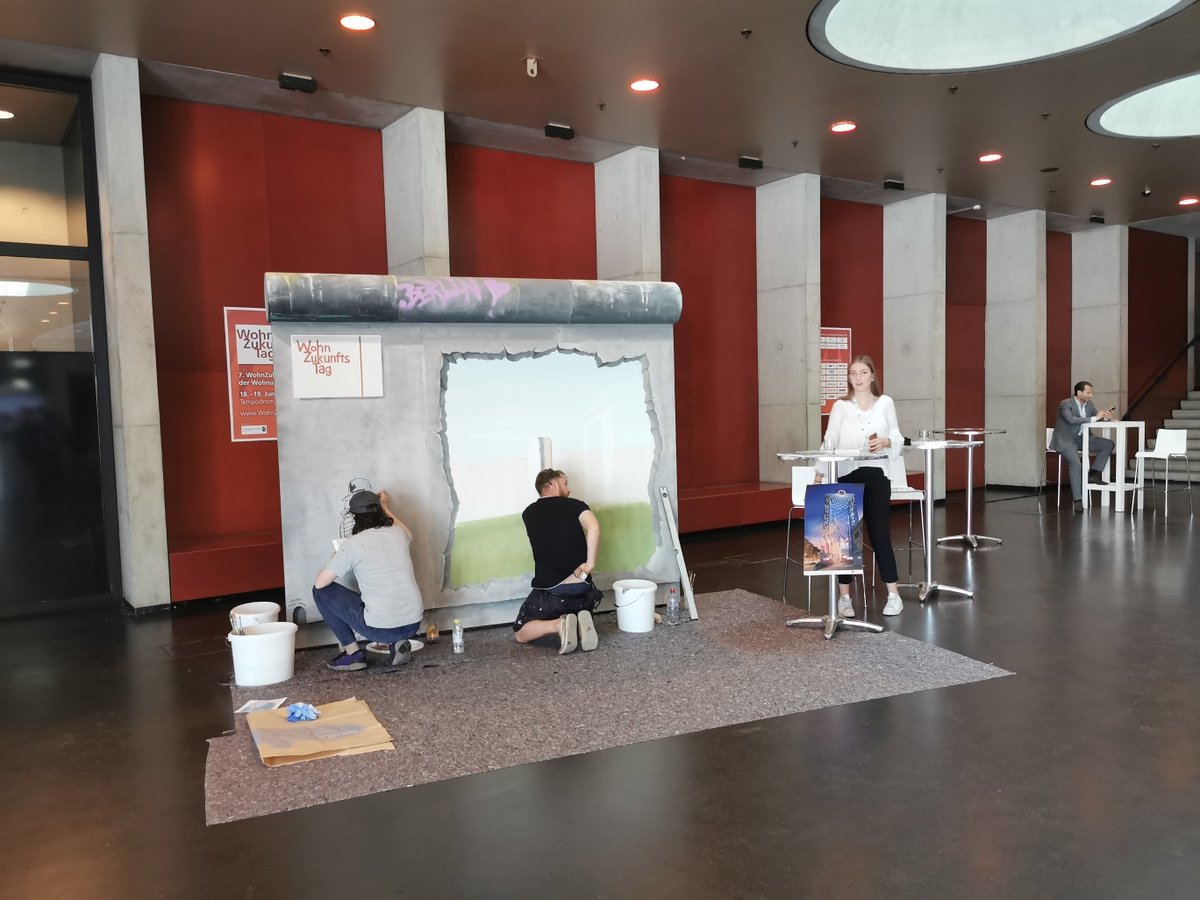 #WZT19 - 40 Jahre Kreationen im Bereich der monumentalen Wandgestaltung, #CitéCréation und ihre deutsche Filiale DekorativeCity laden Sie ein, die Realisierung eines Wandgemäldes im Foyer zu bewundern!
Danke <a href="/GdWWohnen/">GdW Bundesverband</a>