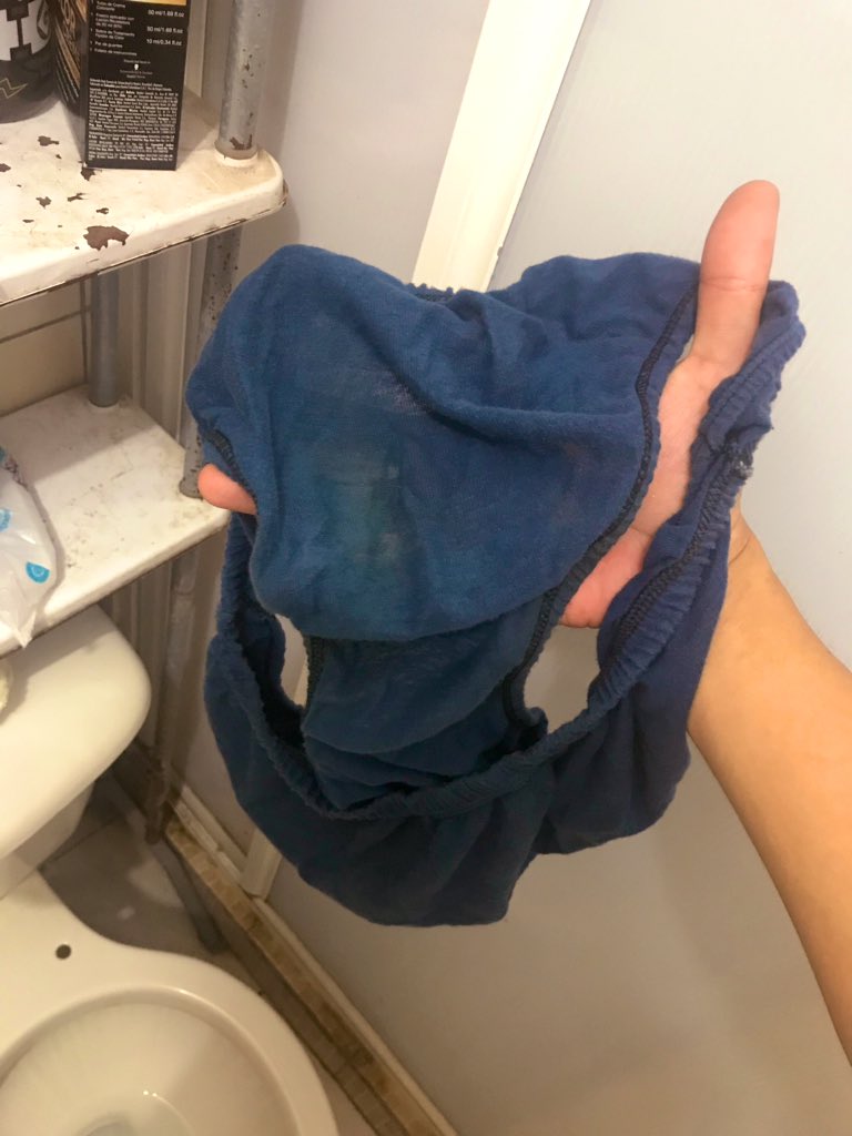 avalon3222's tweet photo. Hoy despertamos en casa del suegro y siempre me topo estas joyitas en el baño, me la jalé riquísimo oliendo el frente de su trusa... 😏😏😏 https://t.co/2dusTxp0aJ