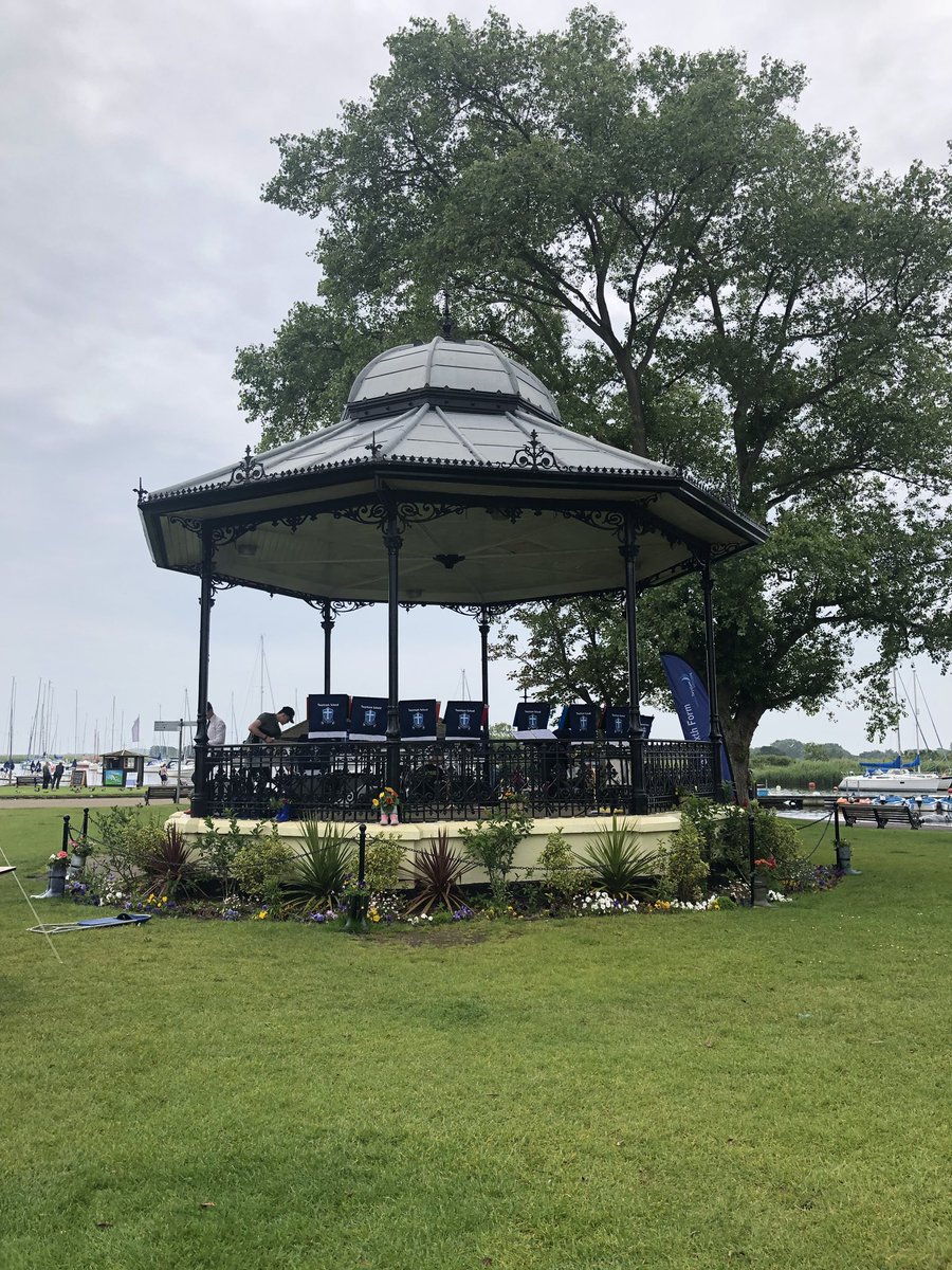 MusicTwynham's tweet photo. Office for the day #utfunk https://t.co/CATtoXUT2C