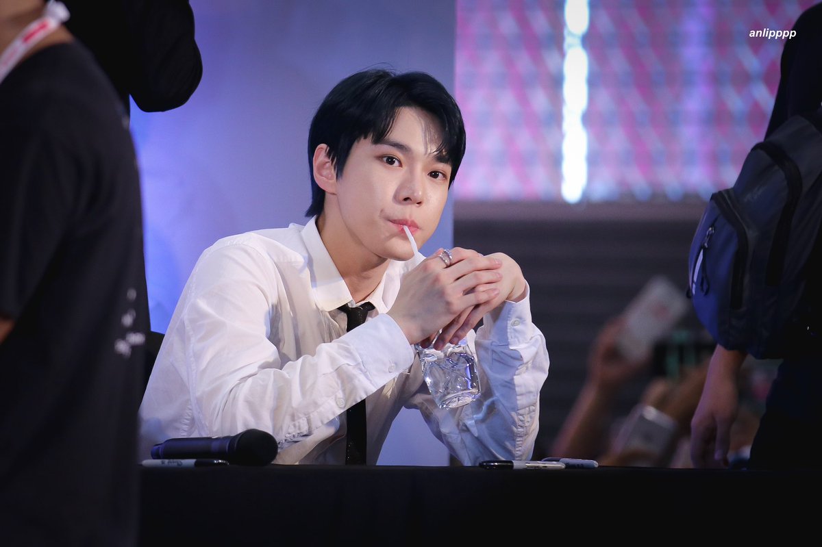 anlipppp's tweet photo. 190619 | โดยองน่ารักมากกก อุแง💕
#도영 #DOYOUNG #NCT127 
#NCT127_FANSIGNinBKK https://t.co/RsZy4BjnNQ