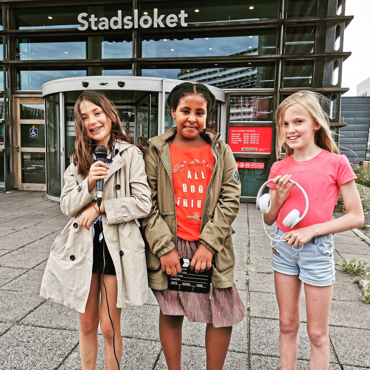 Vandaag doen Lina, Yara en Nadia verslag van de Kinderradendag bij het stadsdeel Amsterdam-Noord. Bij de Kinderradendag krijgen de verschillende kinderenraden van Noord de kans om hun plannen voor de wijk aan het stadsdeel te presenteren.