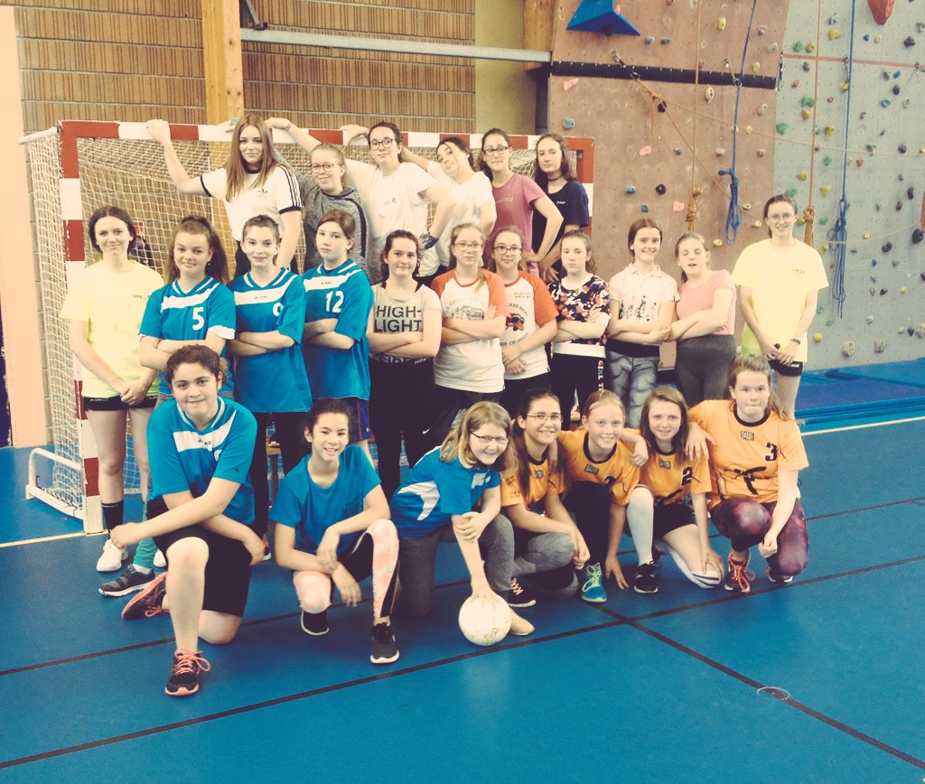 C'était aujourd'hui le tournoi de futsal du district #Bocage Virois. L'occasion pour les filles d'<a href="/AS_Maupas/">AS_Maupas</a> d'imiter leurs aînées de l' <a href="/equipedefrance/">Equipe de France ⭐⭐</a> ! #Allezlesoranges