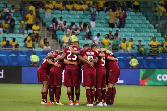 sinergia897's tweet photo. Empate de Antalogia| La Vinotinto empato frente a Brasil en el segundo encuentro de la Copa America; los criollos sumaron +1 y se encuentran aun con chances de clasificar a Cuartos de Final⚽️⚽️
.
#CopaAmericaxSinergia https://t.co/qKPtPPlAC5