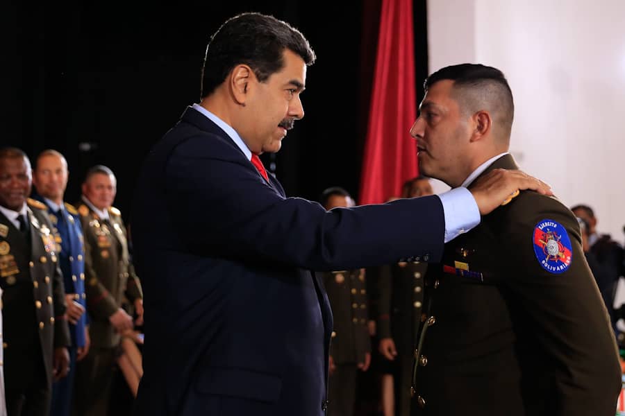 mippci_ven's tweet photo. #EnFotos 📸 | Presidente de la República @NicolasMaduro, entrega de presillas y caponas al personal de la tropa profesional de #GHP y la DGCIN en ceremonia oficial de ascenso de jerarquía y al grado superior del personal militar. #ChambaEsProducirYVencer https://t.co/x7lulIzkwn