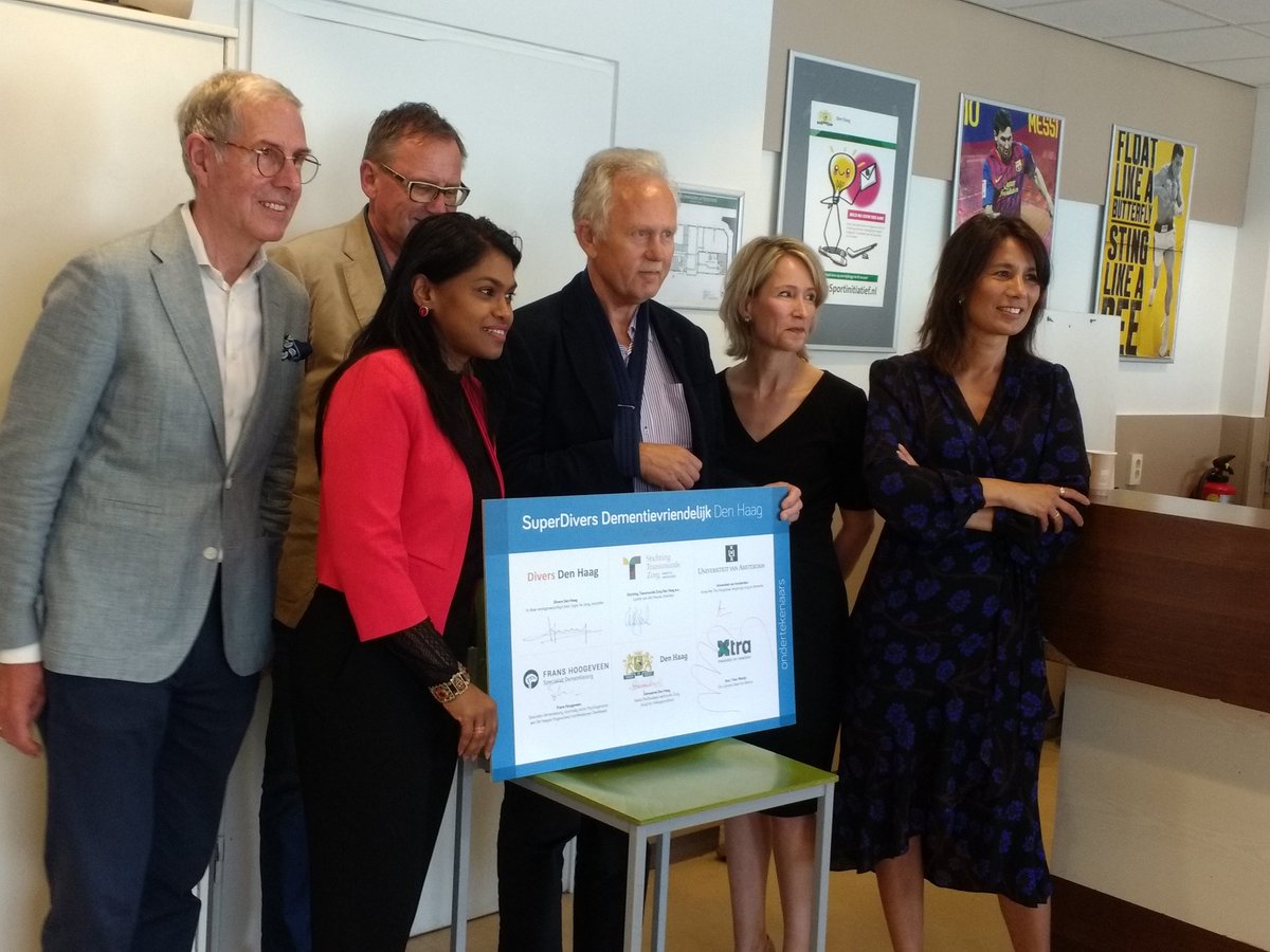 IsoldeVerburgt's tweet photo. Ondertekening samenwerkingsovereenkomst 'SuperDivers Dementievriendelijk Den Haag'. Met migranten ouderen en ouderenconsulenten komen we in beweging. Met elkaar een Zumba workshop gevolgd en gegeten. Wethouder @KParbhudayal vindt het een belangrijk project. https://t.co/iS077Ze1IA