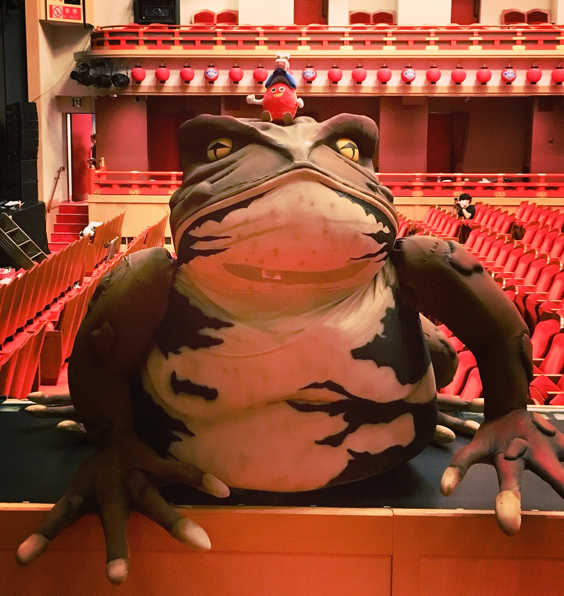 南座 みなみーなだよ 自来也様に習った口寄せの術でガマを出したよ ガマさんも活躍する新作歌舞伎 Naruto は6月26日まで南座で絶賛上演中 京都 南座 ナルト Naruto ナルト歌舞伎 みなみーな T Co 7ocu7dzskk Twitter