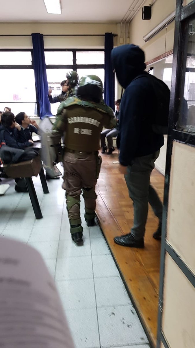 monaCalamaro's tweet photo. 🔴 URGENTE . ABSOLUTAMENTE MILITARIZADO EL INSTITUTO NACIONAL. FFEE EN LAS SALAS DE CLASES 19/06 9:30 hr https://t.co/Hr4Ql8xNi1