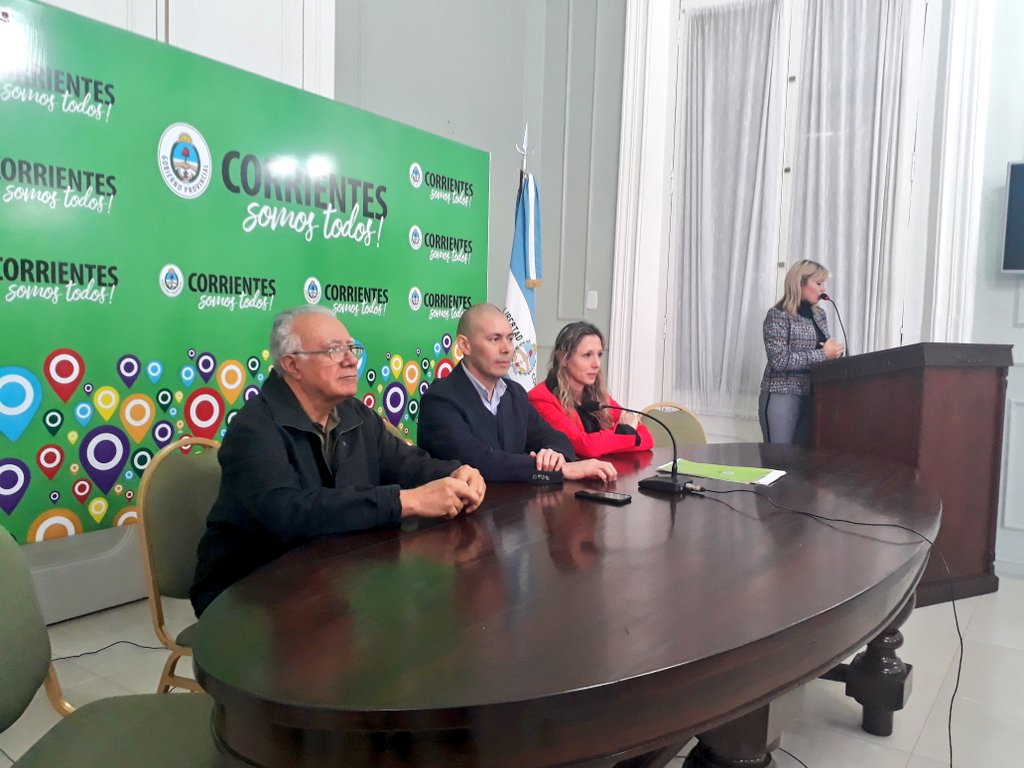 [#AHORA] En el Salón Verde de Casa de Gobierno, firmamos un convenio para el desarrollo del turismo social en el Iberá. 🛶