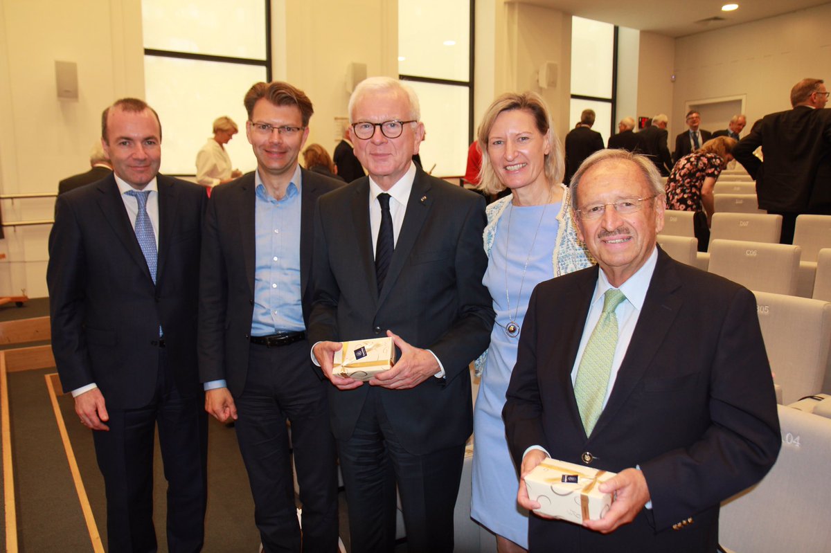 Festveranstaltung im Europäischen Haus der Geschichte mit aktuellen &amp; ehemaligen Abgeordneten zu 40 Jahre CDU/CSU-Gruppe im <a href="/europarl_de/">Europaparlament</a>. Danke für die Erinnerungen, den Erfahrungsschatz &amp; die launigen Worte, Hans-Gert #Poettering, Reinhold #Bocklet u. <a href="/ManfredWeber/">Manfred Weber</a>! #DeinEuropa