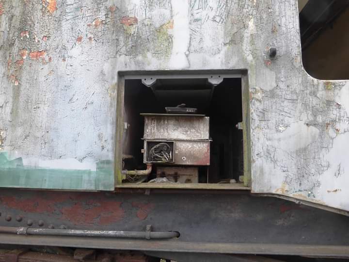 Another design feature required for the DD was pressure ventilation of the upper compartments. The top windows could not be opened, and with smoking allowed there would've been insufficient air movement. Here's a fan unit, still in-situ between lower compartments.