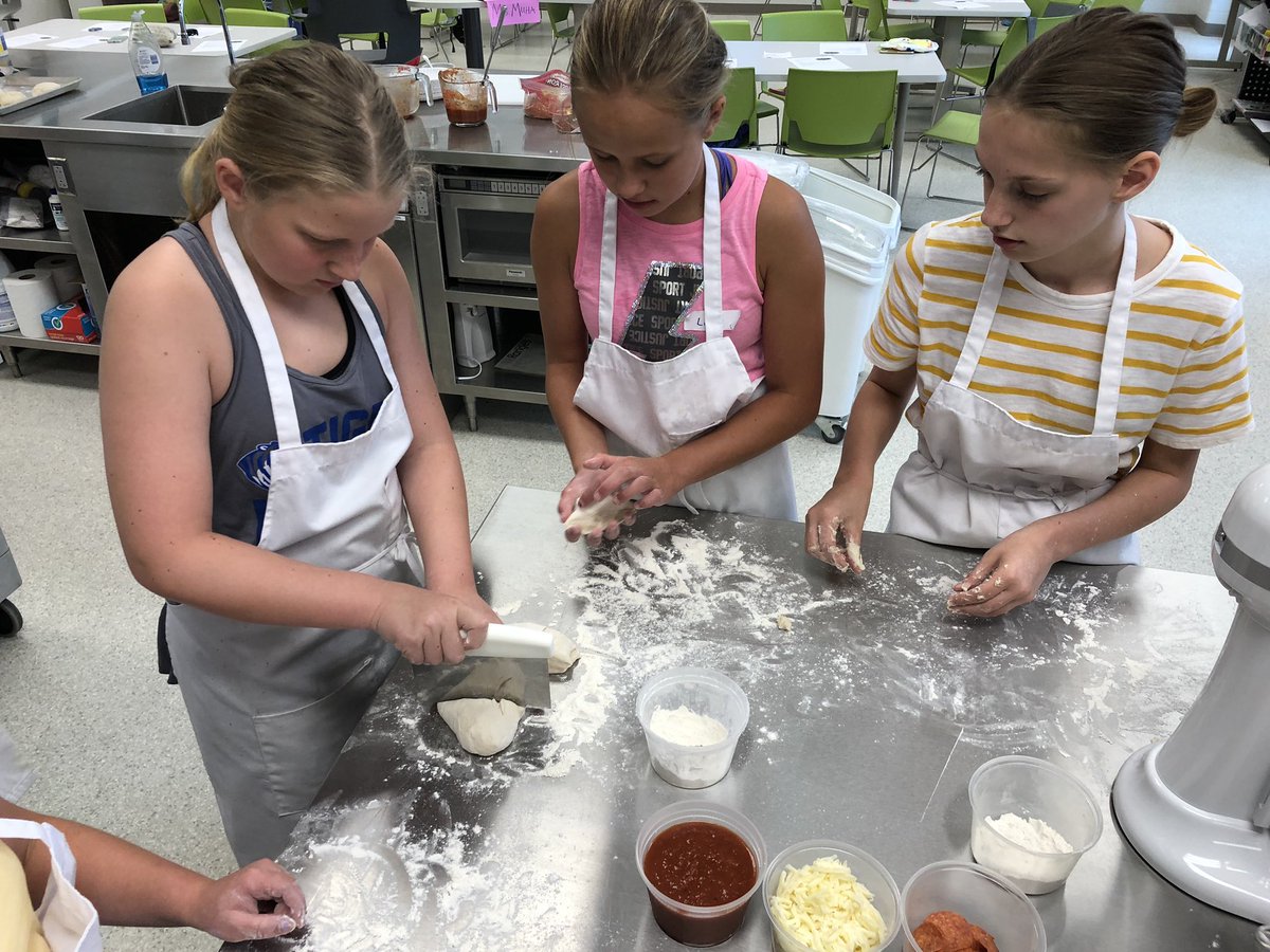 ShelbyMuha26's tweet photo. If you haven’t made homemade pizza before you haven’t lived! #facscamp https://t.co/Y0WypO8jA2