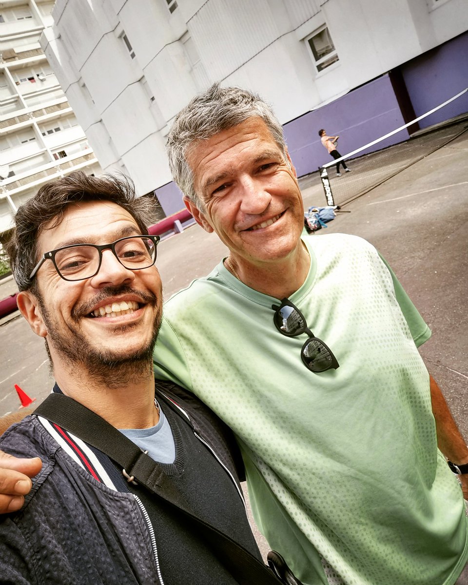 eddydurteste's tweet photo. Au quotidien j'ai la chance de côtoyer des personnes exceptionnelles à l'image d'Éric Barsacq, responsable de site au sein de l'association Fête le Mur Gironde, qui amène le tennis au cœur des quartiers populaires #acteurdeterrain #quartierspopulaires #jeunesse #sport #tennis https://t.co/Vplta1vX58