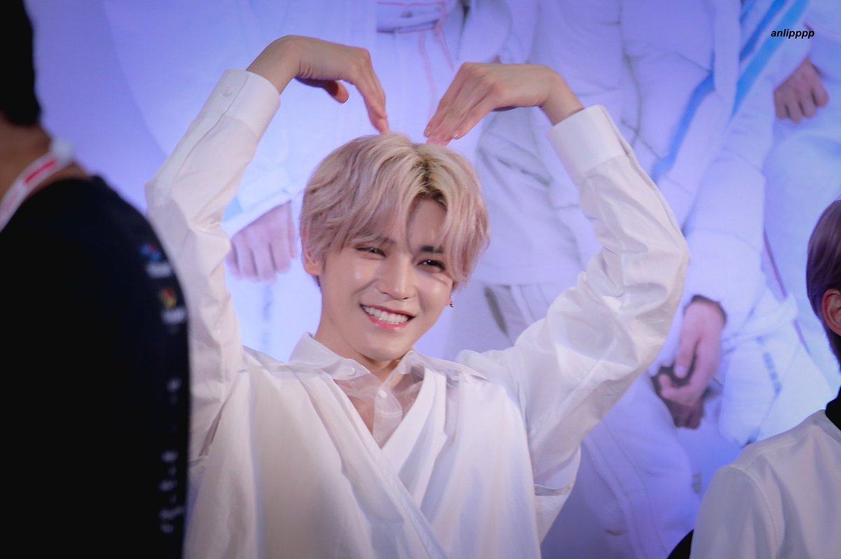 anlipppp's tweet photo. 190619 | 너무 예뻐요 🥰
#태용 #TAEYONG #NCT127 
#NCT127_FANSIGNinBKK https://t.co/zn4JljEFUc