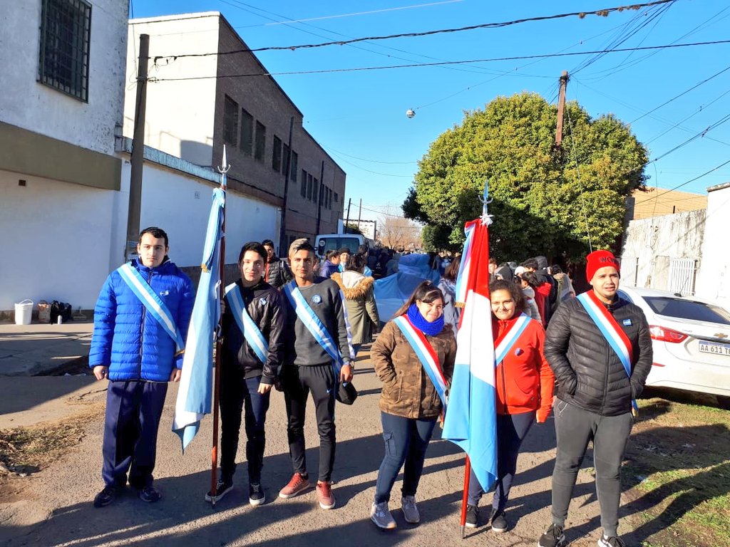 CMDSur's tweet photo. #AltaEnElCielo en el sur: alumnos de la escuela Crisol recorren barrios Magnano y De La Carne con la insignia patria. Es el 8° año del tradicional festejo 👏🇦🇷🇦🇷 https://t.co/oDY5WwOyvw