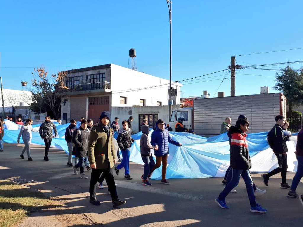 CMDSur's tweet photo. #AltaEnElCielo en el sur: alumnos de la escuela Crisol recorren barrios Magnano y De La Carne con la insignia patria. Es el 8° año del tradicional festejo 👏🇦🇷🇦🇷 https://t.co/oDY5WwOyvw