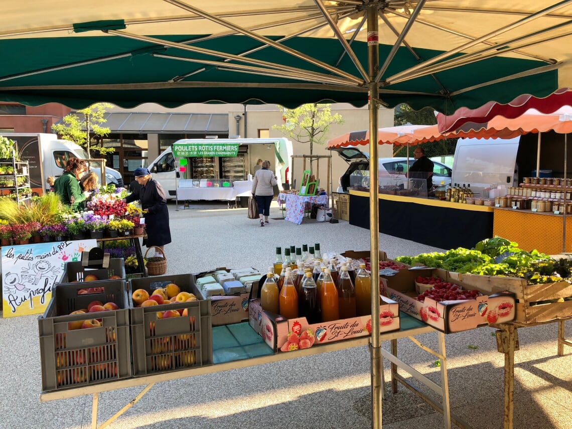 ValenceRomans's tweet photo. Ce samedi, rendez-vous au petit #marché sous les tilleuls 🌳 de #Peyrus. Foodtruck, rôtisserie, viennoiseries 🥐 et confitures, légumes, fruits, fromages… et pour se rafraîchir 🏃🏽 , rien de mieux qu’un petit tour à la buvette associative. https://t.co/hUH3sPZscG