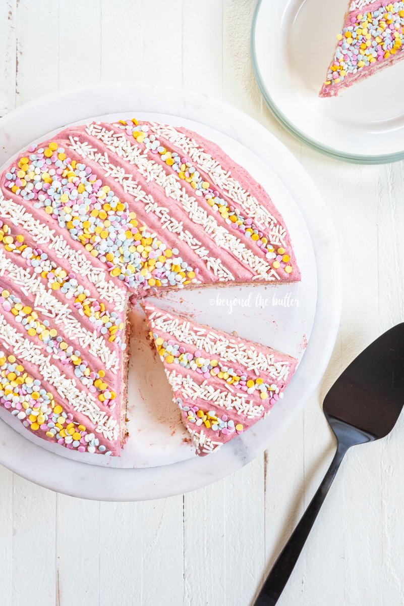 WiltonCakes's tweet photo. Check out this delicious Vanilla Bean Cake by @beyondthebutter! So easy to make with the new #TexturraBakeware and #VersaTools products! FInd the recipe here: https://t.co/YeZaieDiDG https://t.co/ICLiT27g17