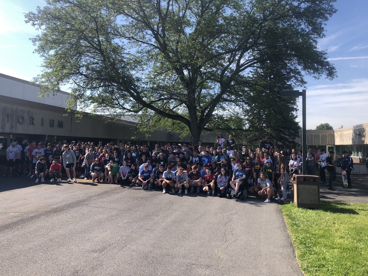 Lpoolcounseling's tweet photo. Getting ready for senior walk 2019!!! @lpoolclass19 https://t.co/6PBQdCDWhd