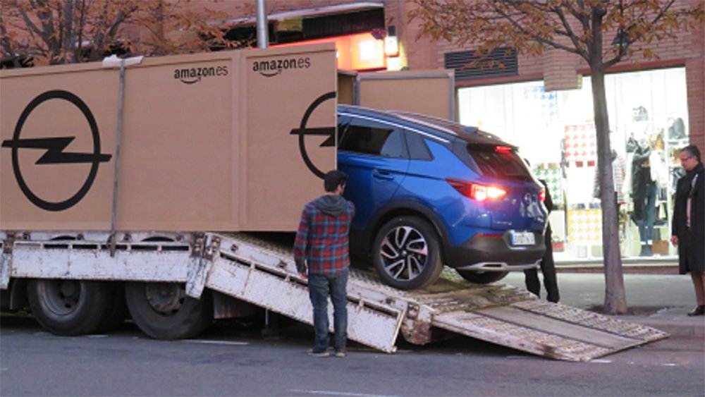 car_and_driver's tweet photo. Con todos ustedes, Amazon Motors, ¿a que sabíamos que esto en algún momento iba a pasar...? https://t.co/81RX5vuxSs #Amazon #AmazonMotors ¡#renting a domicilio! https://t.co/mYEFy33uqq