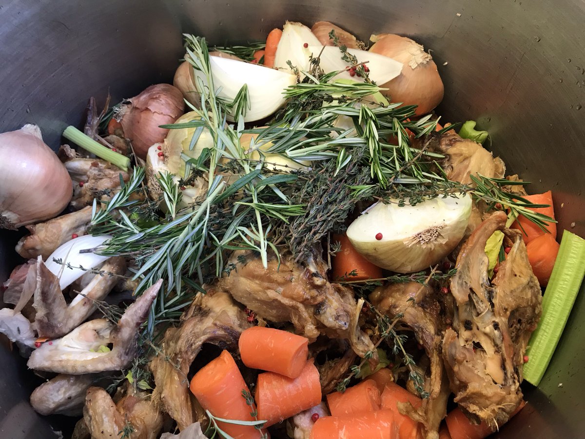 FiveBellsDevon's tweet photo. This is what goes into our gravy for our roast meals every week Sunday dinner #sundayroast #sundaydinner #devonroast #bestroastindevon https://t.co/ZhEr52R4ZO