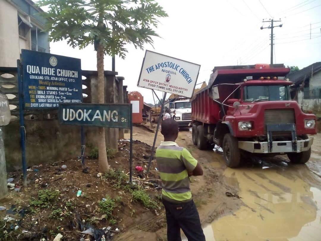 Ephraim_Inyang's tweet photo. Who remembers Atan offot road? A whole community dislocated by poor roads, reduced to a criminal hideout. Suddenly, we have forgotten how it was. Governor Udom came and changed all that. You can even land a plane there today. 

#AkwaIbomTwitter Retweet it if you love development. https://t.co/9wA8YiKS4K