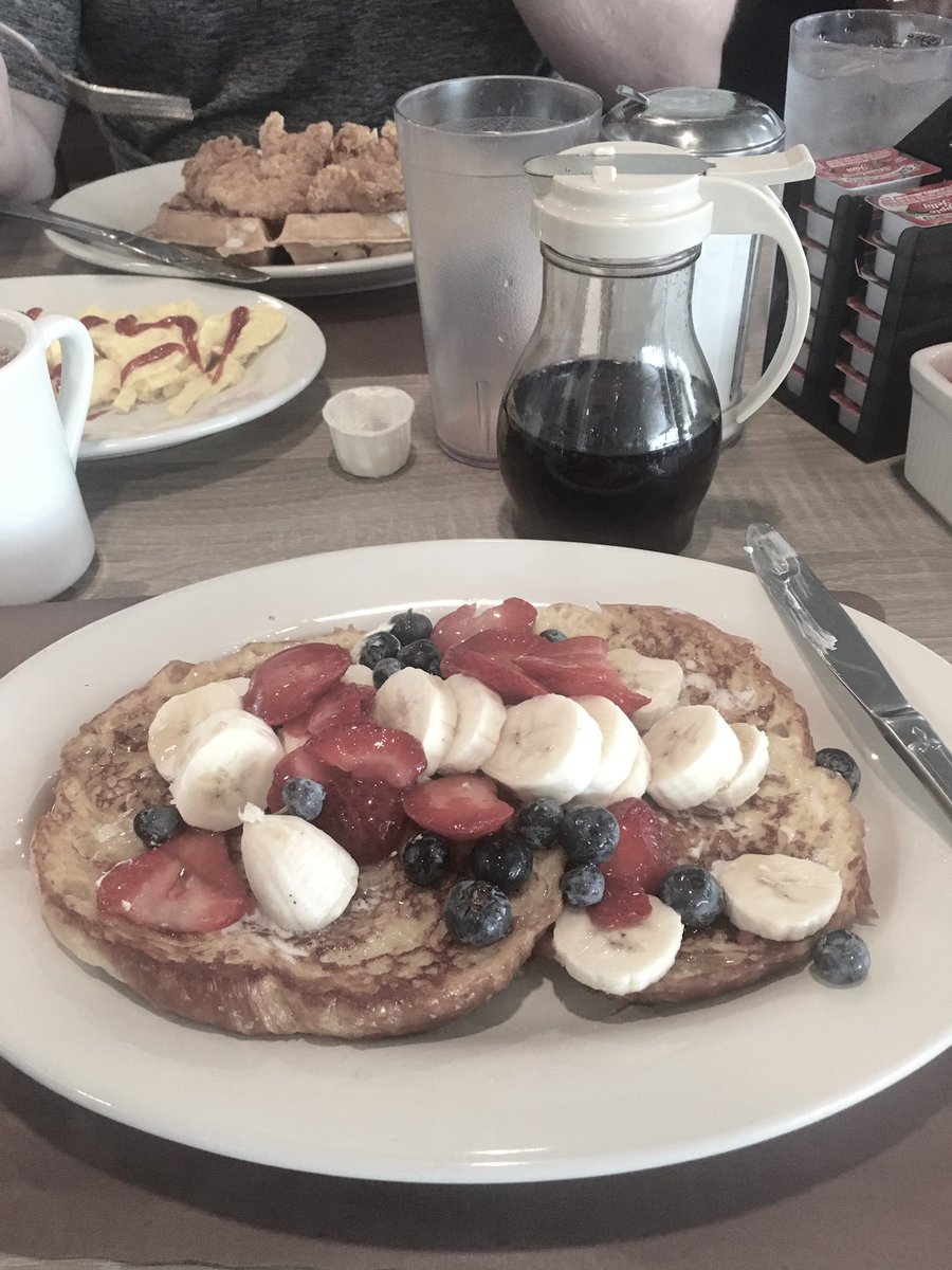 vanessainboston's tweet photo. a little brunch-fast never hurt anybody. #thingsiate | https://t.co/aePmGGuzHx https://t.co/Q7PjGKZM2O