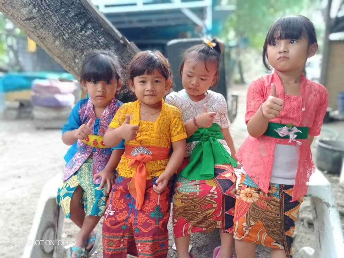 Sedari kecil dibiasakan memakai pakaian adat asli nusantara.

#AdatBali
#BudayaNusantara
@nithasist