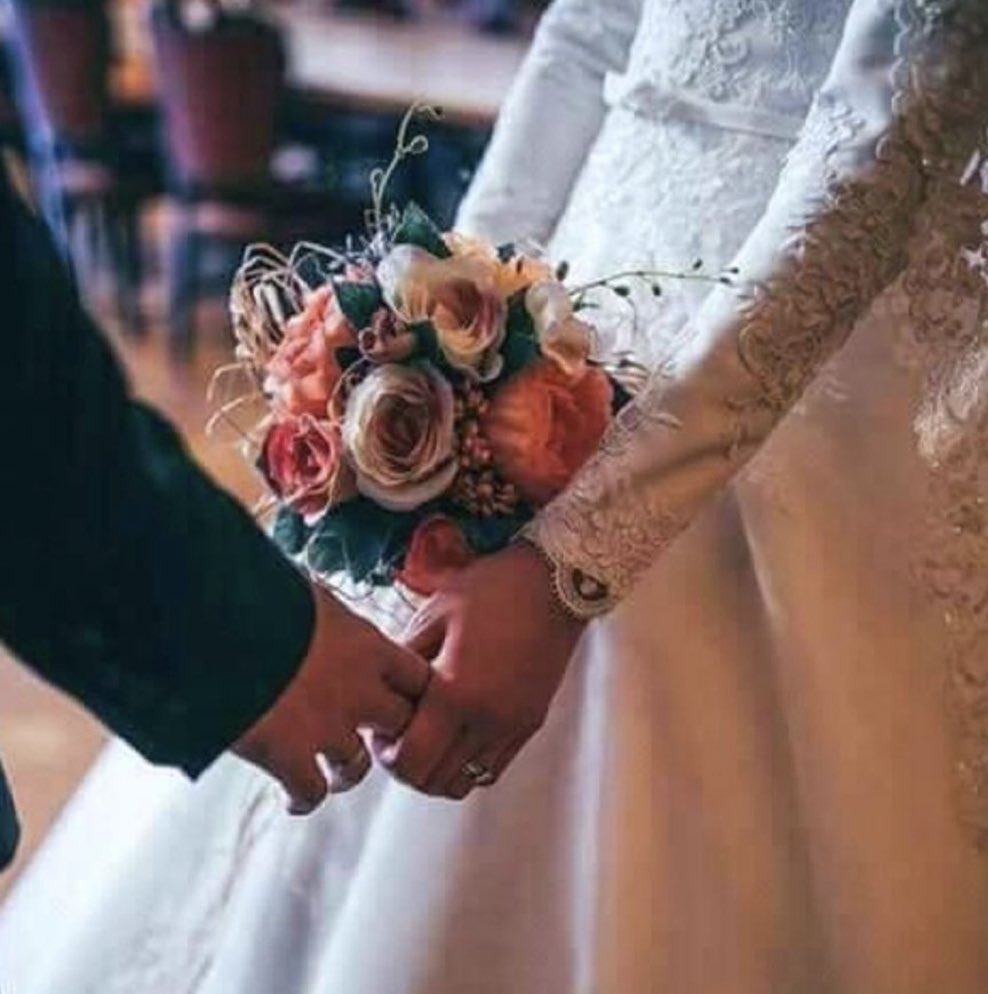 e_abassi's tweet image. لا تتزوجي بسبب عمرك
ولا تتزوجي لكي تصبحي أمّاً
ولا تتزوجي بسبب الوحدة او بسبب عائلتك
لا تتزوجي لأن جميع صديقاتك تزوجن
تزوجي فقط عندما تشعرين بأنك أحببتي و وجدتي من يستحق أن يرافقك في دربك ..!
فقط من يجعلك تبتسمين دائماً ..
.....