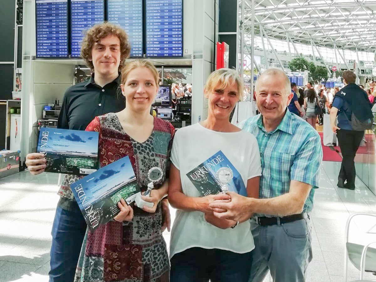 TsgNeuss's tweet photo. Beim #WienerWalzer Contest, im Rahmen vom #TanzTerminalTanz erreichte unser Paar Alexander Leitsch/ Kathrin Römpke den dritten Platz! Norbert Wolsing/Dorothee Wyes belegten Rang zwei!
Als verdienten Lohn gab es Einkaufsgutscheine und Eintrittskarten für die #Dancecomp
Weiter so! https://t.co/ckCaXLZ5Gm