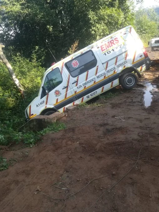 Paramedics were ambushed after recieving a fake call in Amatikwe, Inanda, North of Durban. Shared By: Goodness Teffo
Full story here: facebook.com/TownshipNews1/
