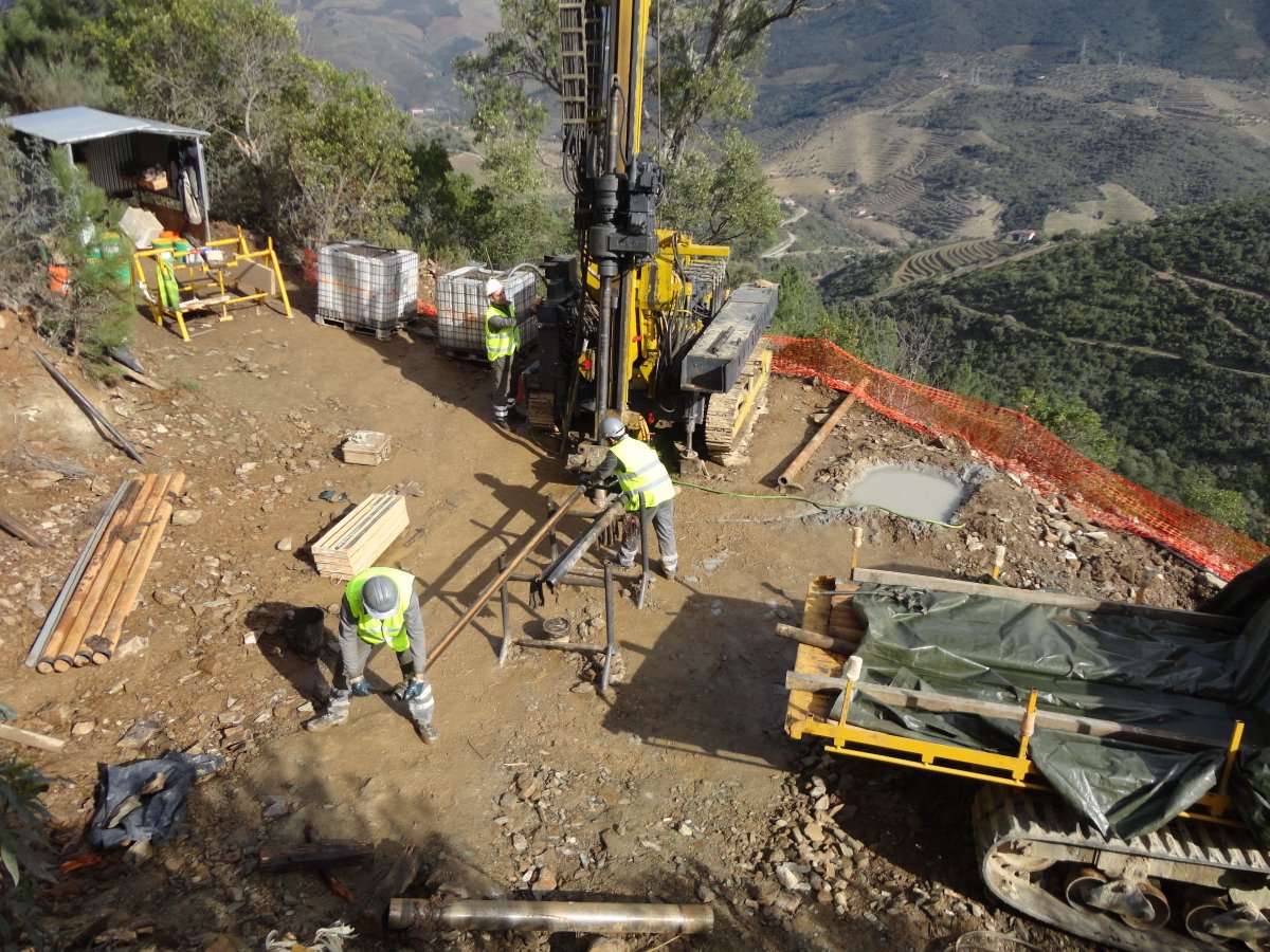 im_mining's tweet photo. .@WResourcesPlc says it has signed a contract with #FPMI to provide low cost  haulage and crushing services to its #Régua #tungsten #project, in northern  #Portugal, paving the way for first production at the development https://t.co/cZLpQoZ3ky #mineralprocessing #crushngrind https://t.co/6siSMTtdcB