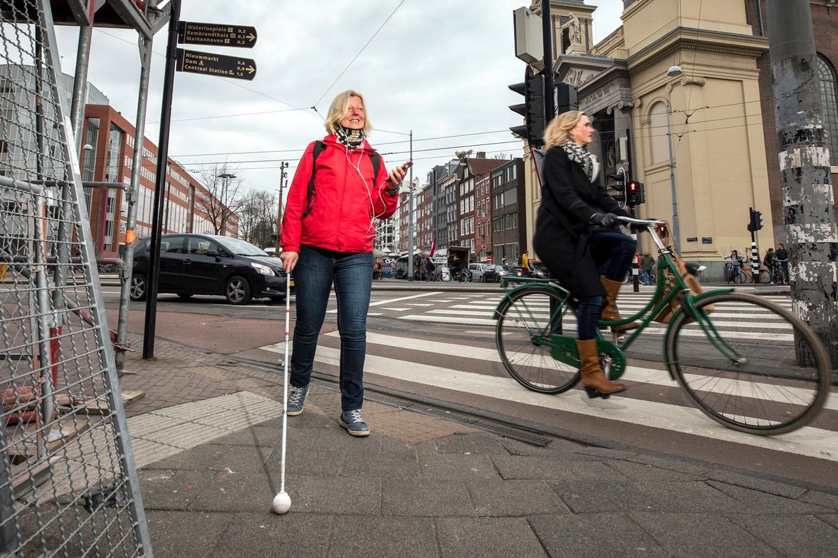 HvA's tweet photo. ‘Met deze app voel ik me zekerder. Ik hoef niet te vallen of in problemen te komen’, zegt de slechtziende Imari over de navigatie-app die de Hogeschool van Amsterdam ontwikkelt. https://t.co/6VJrC2NasX #hva #eyebeacons #blind #slechtziend #navigatie #app https://t.co/K0dvAbqc74