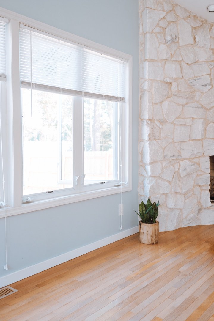 There are so many beautiful textures going on in this room. How do you feel about hardwood mixed with stone?

#homedecor #ezbrookside