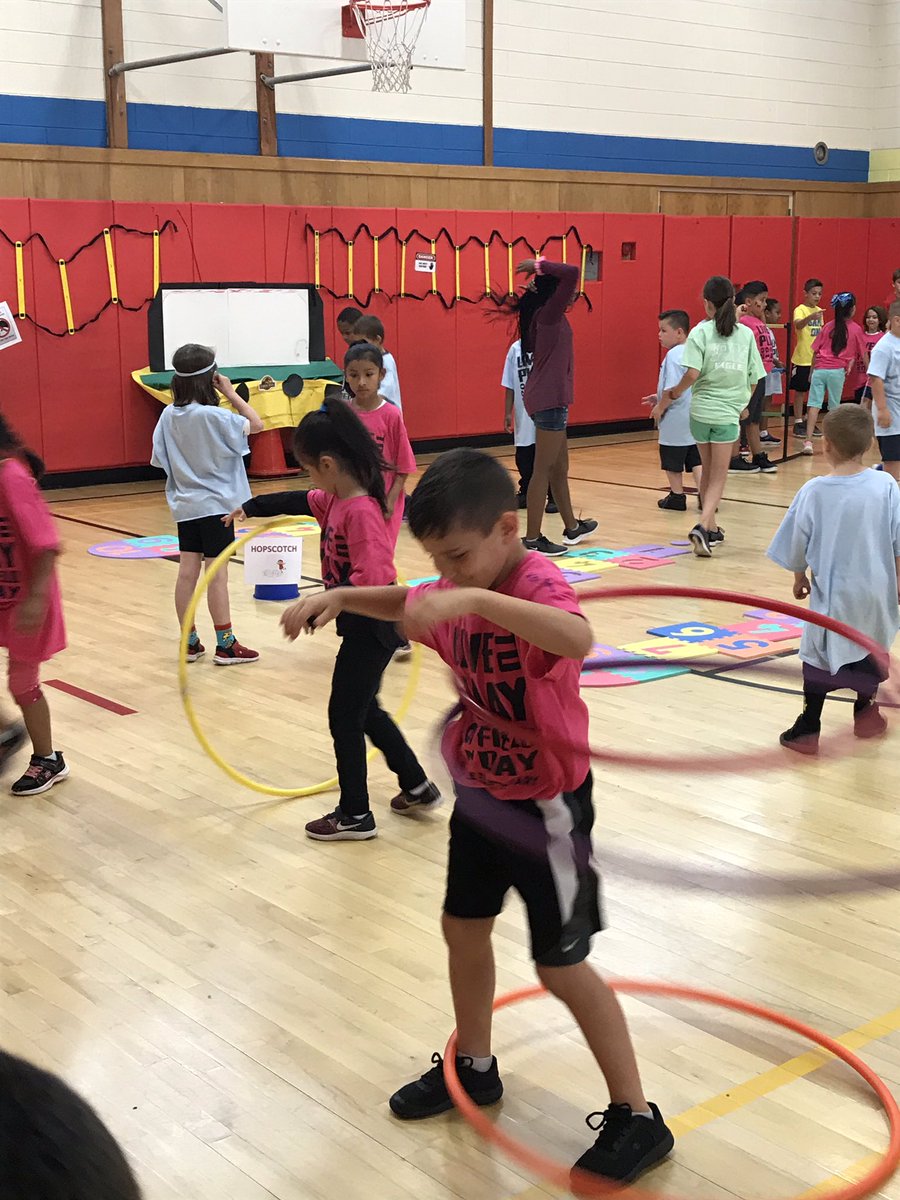 Although figuring out the weather has been next to impossible, the kids are still having a great time! Thank you Coach Gallagher and Coach Coope! <a href="/PMEagleES/">Eagle Elementary</a> @eagle_pta @PatMedSchools