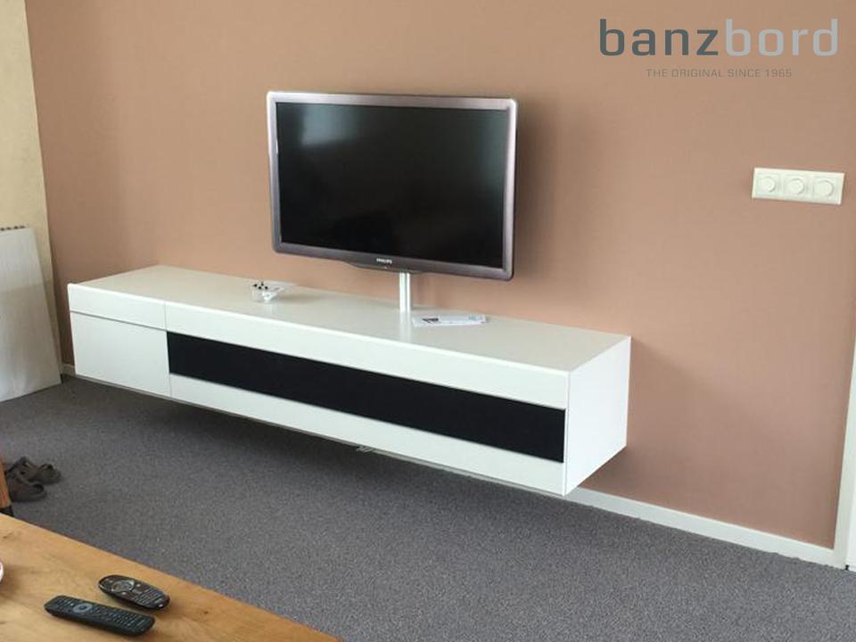 BanzBord's tweet photo. Subtiel Banz Bord Cloud TV wandmeubel inclusief Hepta speaker in wit gelakte uitvoering. https://t.co/TB8x1uGoAi https://t.co/7jfcWJMLbp