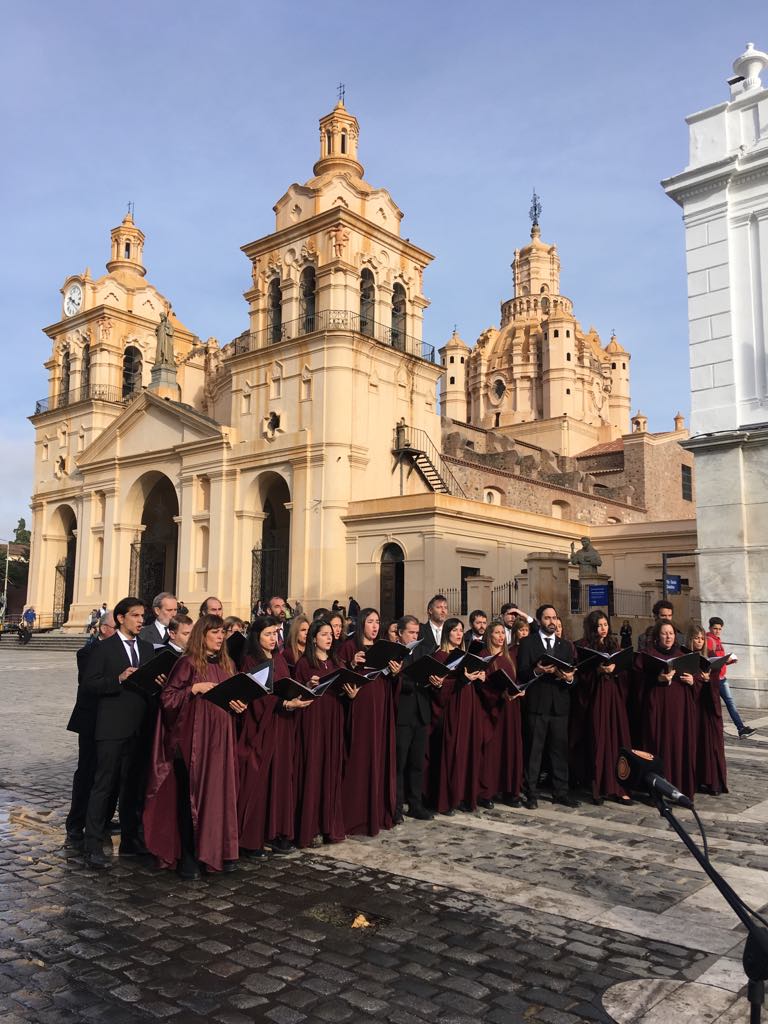 🎼🎶🎵El ciclo Voces en la Casa presenta al <a href="/CoroMuniCBA/">Coro Municipal de Córdoba</a> dirigido por <a href="/econdeferreyra/">Esteban Conde Ferreyra</a> y <a href="/tomiarinci/">Tomás Arinci</a>  junto a Incantare Coro Femenino dirigido por Natalia Vadillo.

📌 viernes 21 de junio I 19.30 h

Museo San Alberto I Caseros 110
#gratis