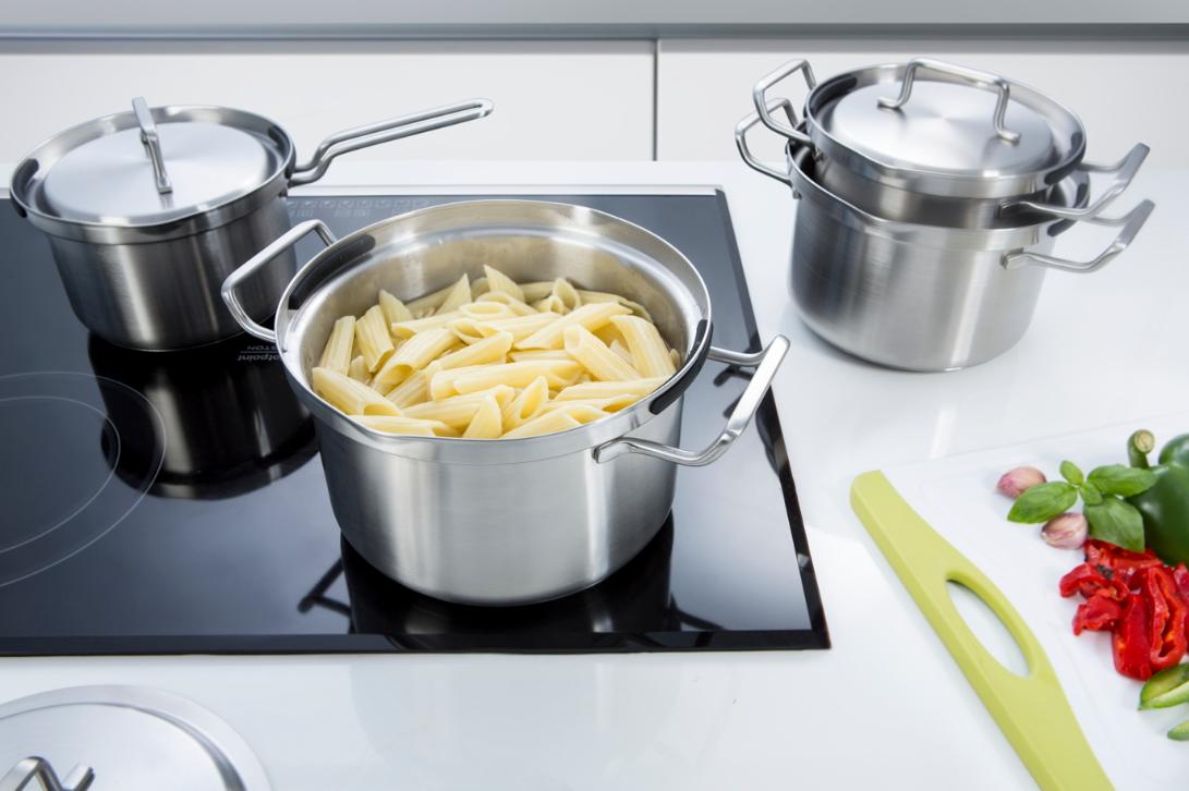 Pannen afgieten zonder rommelen met pannenlappen of vergiet, maar nog belangrijker: zonder je handen te branden omdat je de deksel op de pan moet tegen houden. BK heeft de uitkomst: de pannenset BK Flow. > ow.ly/I3vh50uI3B4