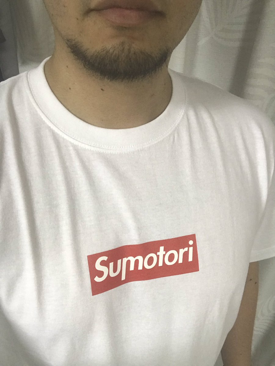 makoto_65's tweet photo. ファッション感度が高い人間なので流行りのボックスロゴTシャツ買いました！嫁とペアルックで今年の夏はアツクくなるぜ🌞 #Sumotori  #RIXY https://t.co/ZXGOjGz1sV