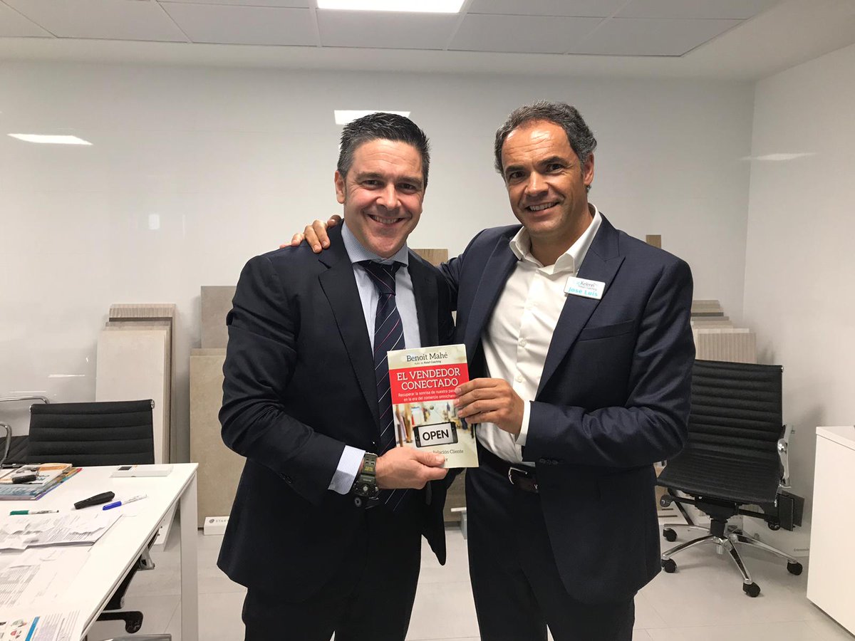 ¡#Enhorabuena a todos los #Retail #Coaches <a href="/Porcelanosa_es/">Porcelanosa</a> que hoy reciben su diploma Nivel 2! Mención especial por sus éxitos a Juan José Naranjo y Hugo Teixeira ; ganadores de nuestros libros "Retail Coaching" y "El Vendedor Conectado". 

Coaches <a href="/JoseLuisEscri/">José Luis Escribano</a> y Alvaro Otal