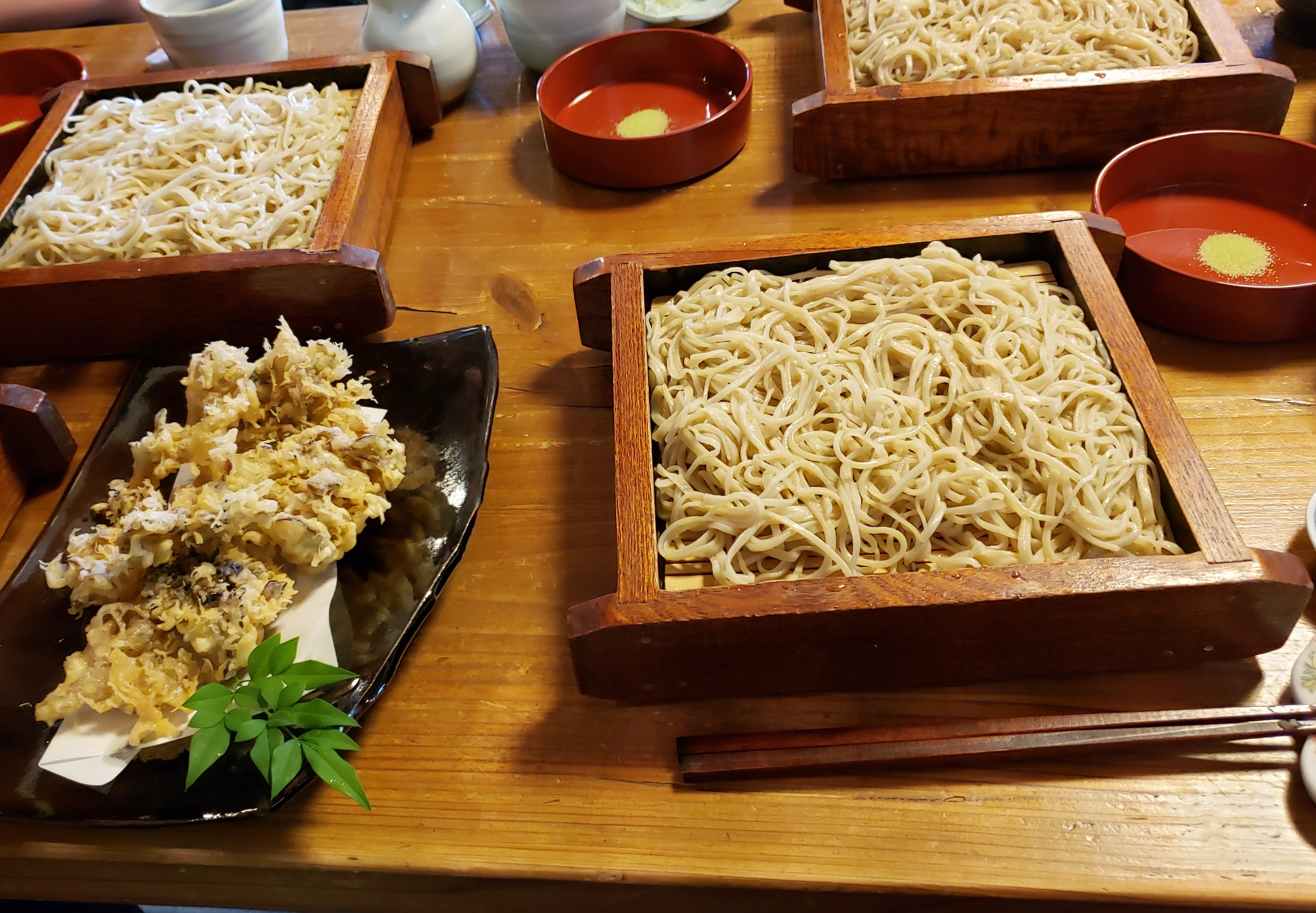 多摩っぷ 奥多摩にある 丹三郎 という蕎麦屋さんに連れて行っていただき おいしいそばとサワガニや舞茸の天ぷらを食べてきました サワガニはカリッカリでとてもおいしかったです 奥多摩 そば ランチ T Co I3lrckq0xo Twitter