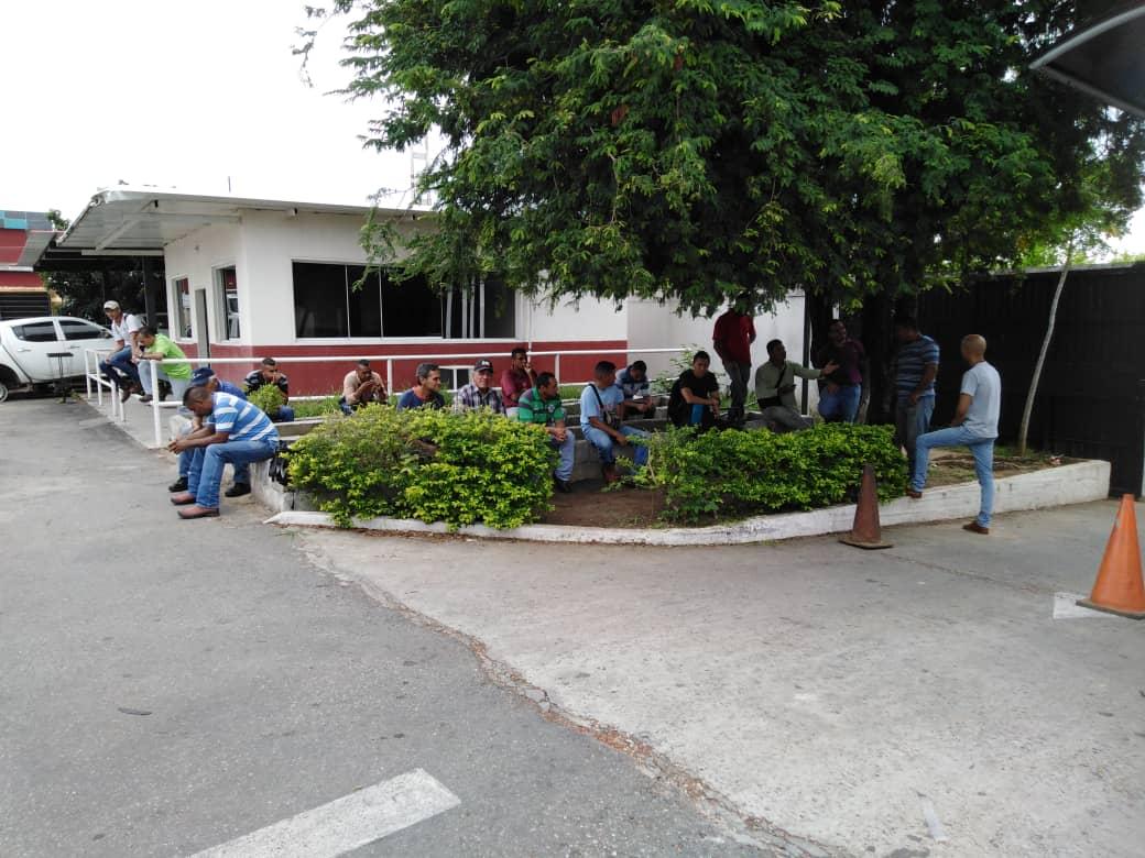 CORSOBAIN_SA's tweet photo. Trabajadores de Corsobain paralizan sus operaciones de forma pacífica hasta tanto no se les de una respuesta de su condición laboral #CorsobainConstruyeParaElPueblo @lafuerzadchavez @gobarinas @nicolasmaduro @leovincib @PDVSA https://t.co/EDZJAPzu1E