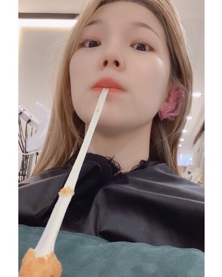 flover_an's tweet photo. #fromis_9 公式Instagram 訳
190604

チーズ��ティックはやっぱり夜明けに‼︎

#ジホン #また #食べたい
#今日の #推薦食べ物!

https://t.co/XMiOOL1onu https://t.co/WCgWm7sIHg