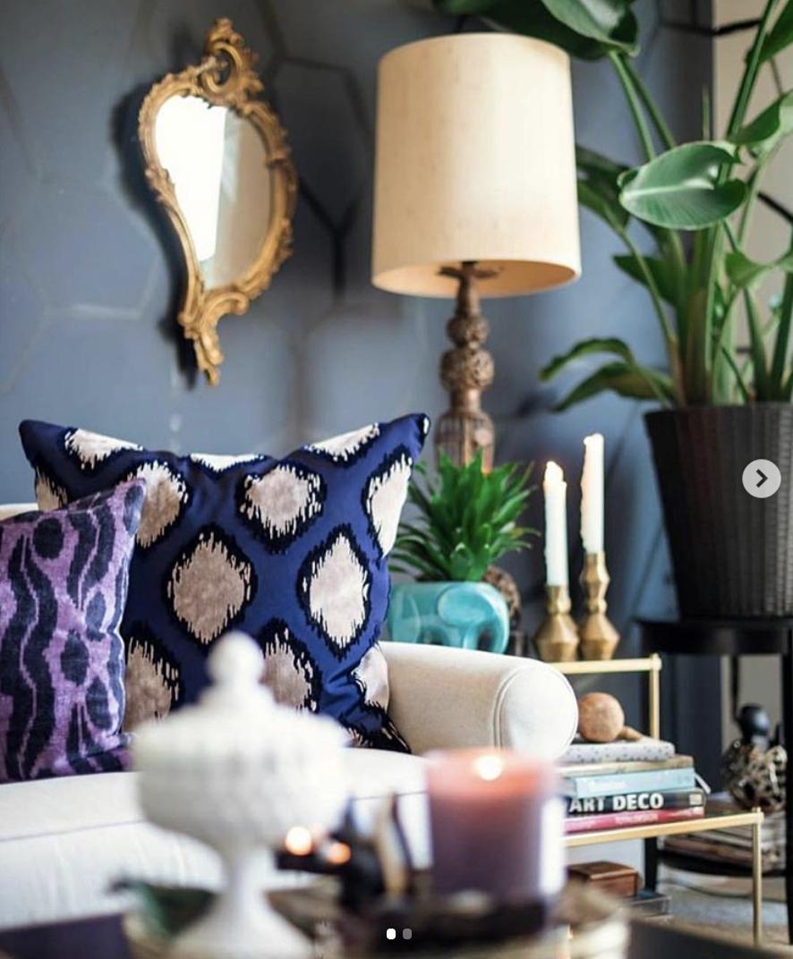 54kibo's tweet photo. There’s such a broad array of ways pillows can be incorporated into home decor. @kiyondapowell beautifully juxtaposed contrasting prints and colors  in this moody set up.

#54kibo #contemporaryafricandesign #seeingafricadifferently https://t.co/wisGz06QI5